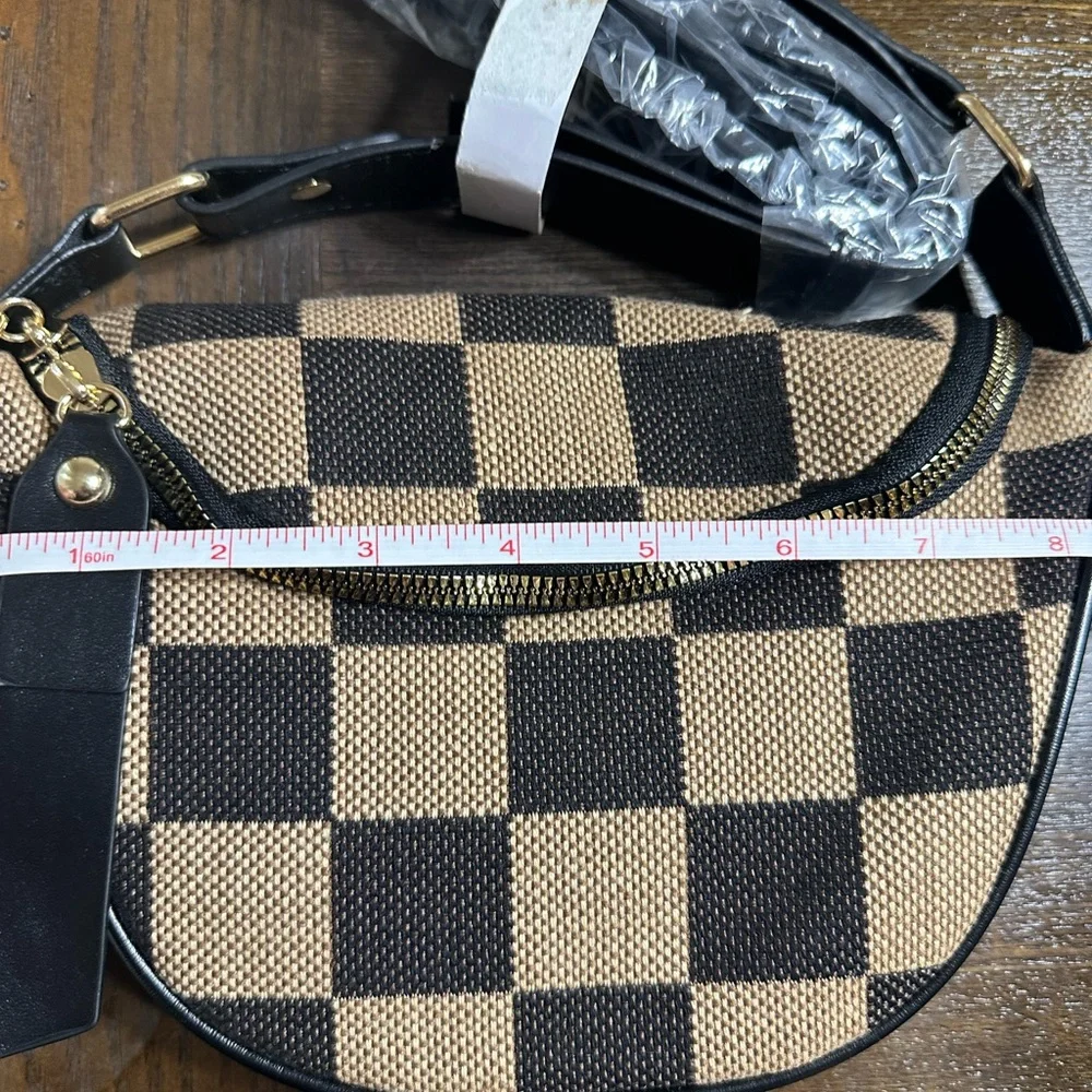 Crosbady‎ with wallet